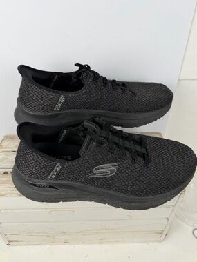 Skechers Men's Arch Fit 2.0
Look Ahead Hands Free Slip-Ins in black size 10.5.